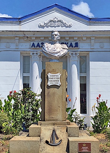 Памятник М.П. Лазареву